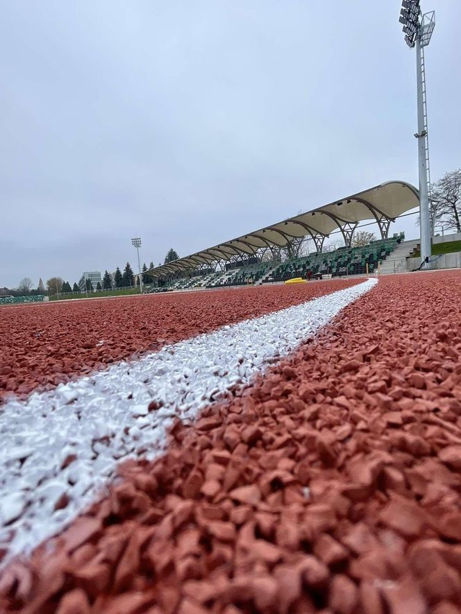 Ostatnie dni remontu stadionu w Starachowicach. Na bieżni pojwiły się tory