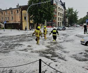 Nawałnica nad Gnieznem. Miasto zalały strumienie wody po ulewie i gradobiciu [ZDJĘCIA].