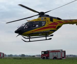 Wypadek na przejeździe kolejowym w Roszkowie. Dostawczak wjechał pod pociąg 