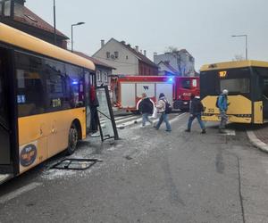 Zderzenie dwóch autobusów na skrzyżowaniu w Gliwicach