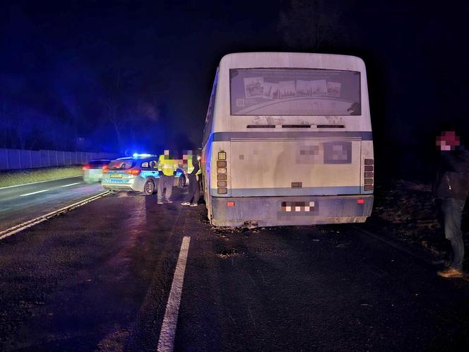  Autobus wbił się w stojaca na poboczu cięzarówkę