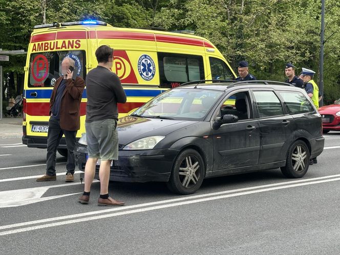 Piesza wbiegła pod samochód w centrum Warszawy