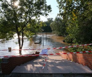 Rzeka Bóbr wdarła się na ulice Żagania