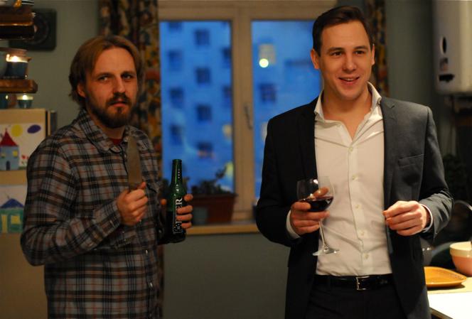 O mnie się nie martw 2 sezon odc. 5. Marcin Kaszuba (Stefan Pawłowski), Krzysiek (Paweł Domagała)