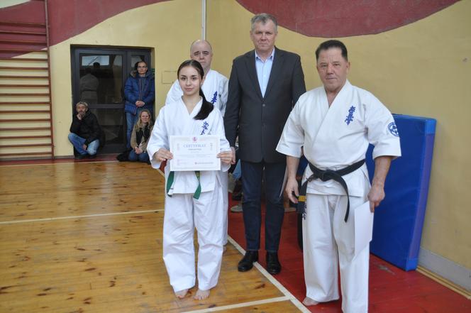 Akademia Karate w Skarżysku. Certyfikaty na wyższe stopnie dla wychowanków klubu