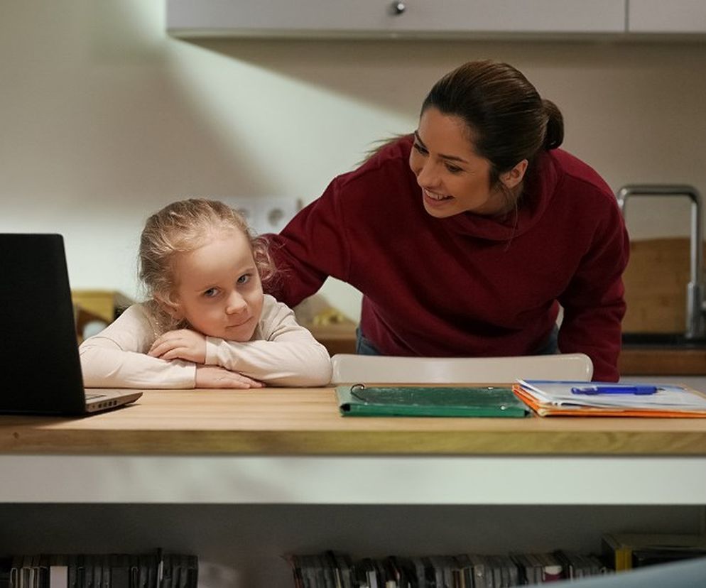 Pierwsza miłość odc. 3639. Marlenka (Amelia i Emilia Baranowskie), sąsiadka Oliwka (Anastazja Małocha)