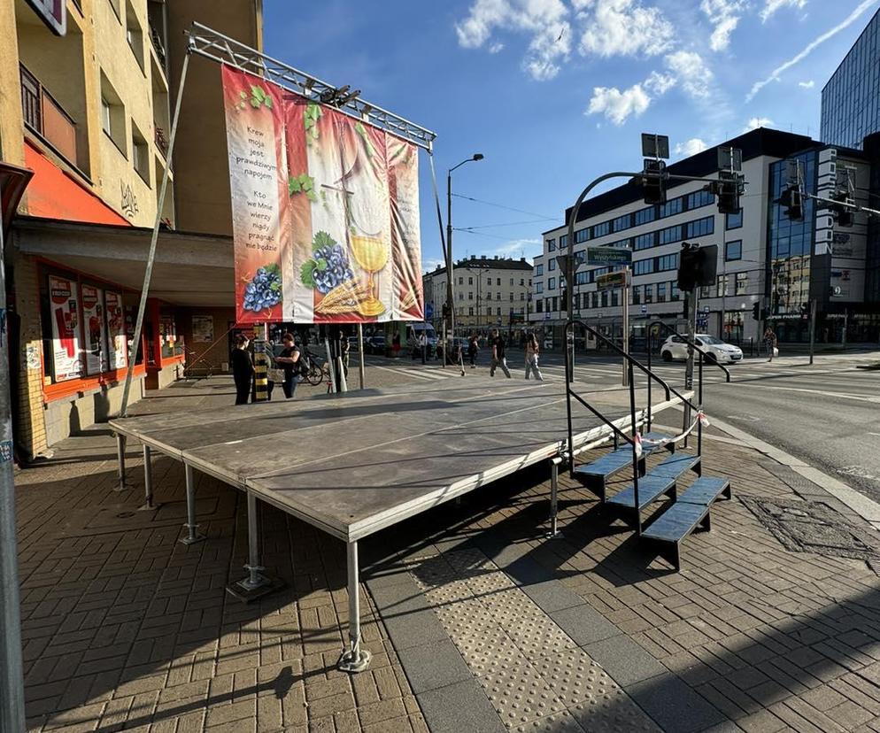 Instalacja ołtarza zablokowała chodnik na Boże Ciało