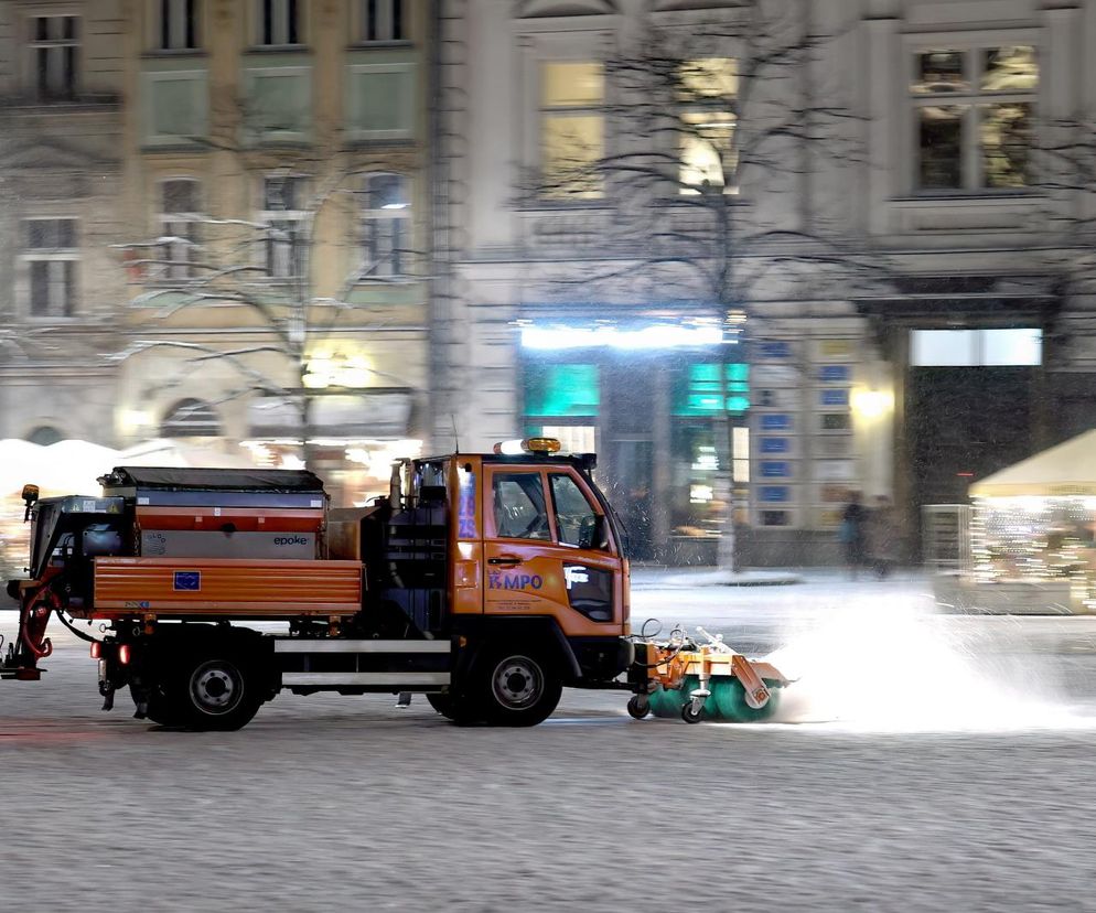 Rynek Główny w Krakowie przykryty śniegiem