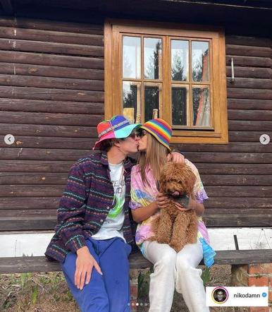 Julia Wieniawa i Nikodem Rozbicki podzielili się opieką nad pieskiem