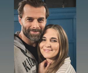 Pierwsza miłość na planie. Marta (Honorata Witańska), fałszywy ksiądz Bruno/ Łukasz Mejer (Konrad Jałowiec)