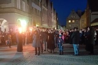 Ulicami Olsztyna przeszła droga krzyżowa z udziałem mieszkańców