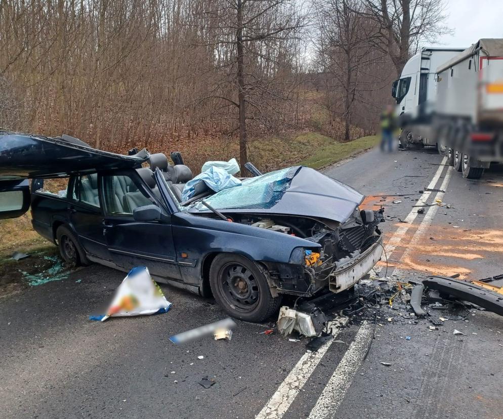 Groźny wypadek na Bałtyckiej w Olsztynie. Droga jest całkowicie zablokowana [ZDJĘCIA]