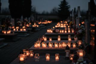 1 listopada w PRL. Jak komuniści zmienili nazwę i charakter ważnego święta?