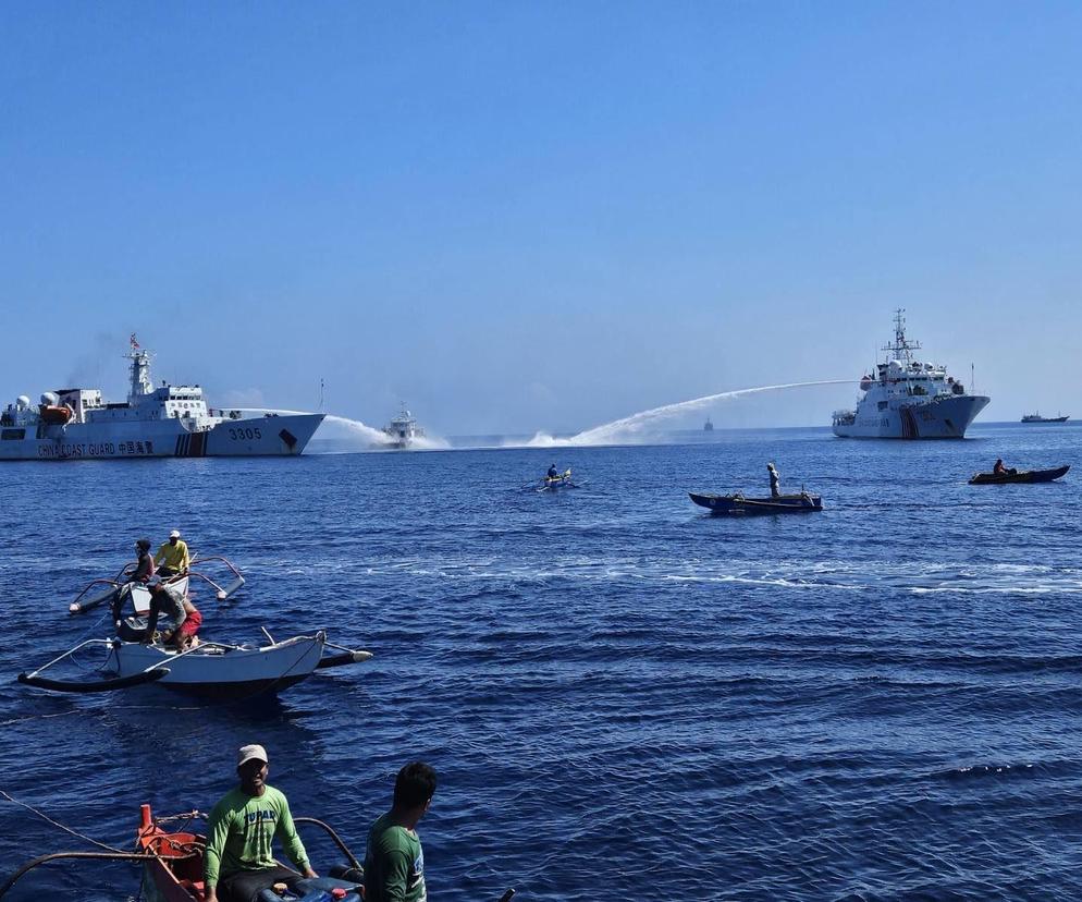 Chińska milicja atakuje filipiński statek armatką wodną