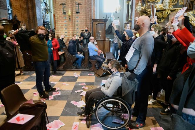 Poznań: Protest w sprawie aborcji w katedrze! "Katoliczko, nie jesteś sama" [ZDJĘCIA] 