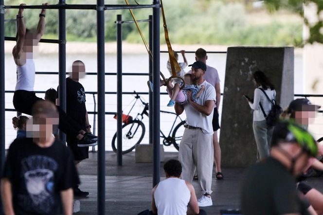 Maciej Pela z córeczkami nad Wisłą