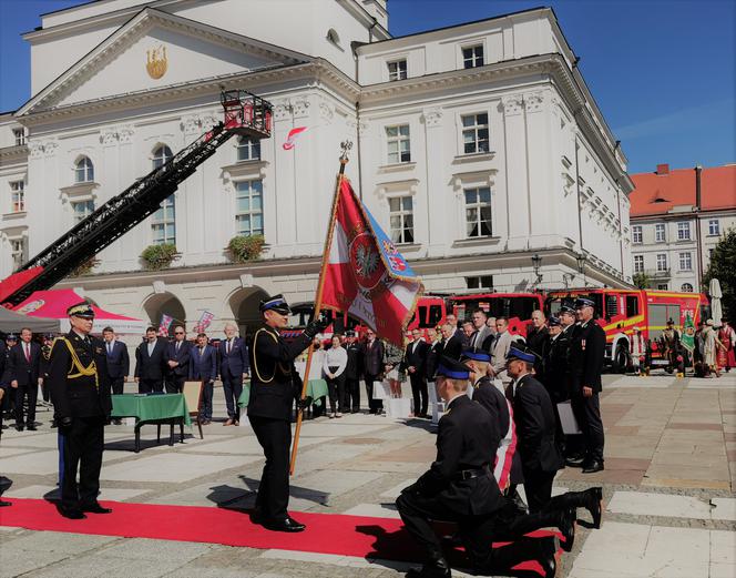 Uroczystość nadania sztandaru Komendzie Miejskiej Państwowej Straży Pożarnej w Kaliszu