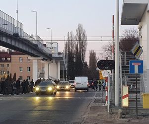  Takiego absurdu w Warszawie już dawno nie było. Mieszkańcy Pragi załamani po budowie kładki nad torami