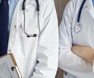 Ile naprawdę zarabiają lekarze? Dla rekordzistów 100 tys. w przeliczeniu na etat