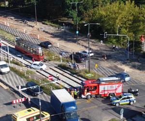 Kolizja na skrzyżowaniu w Będzinie. Kierująca fiatem utkwiła na torowisku 