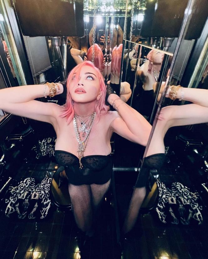 64-letnia Madonna pokazała gołe piersi na Instagramie. Nie ma na sobie nic poza majtkami
