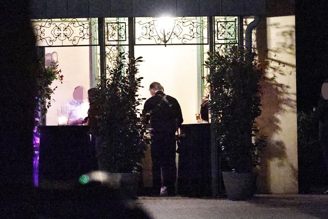 Anna Lewandowska w nocy pali elektryczne papierosy