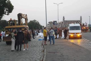 Powódź w Polsce 2024. Mieszkańcy Brzegu sami zabezpieczają miasto przed wodą [ZDJĘCIA]. 