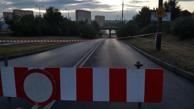 Ulewa w Bydgoszczy. Woda zalała ul. Brzechwy pod wiaduktem kolejowym [ZDJĘCIA]