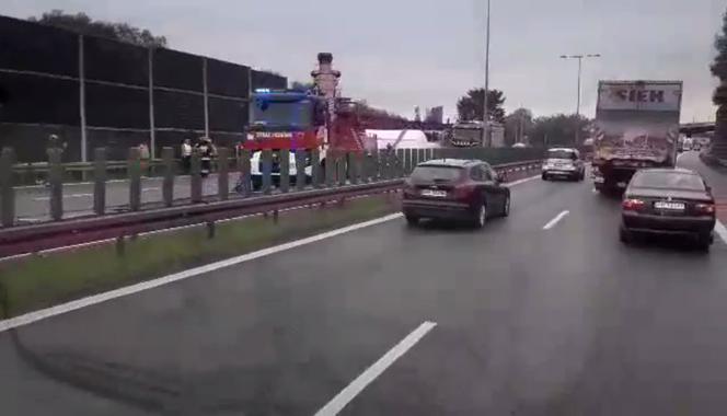 Groźny wypadek na A4 w Krakowie: Przewróciła się cysterna z cementem [ZDJĘCIA]