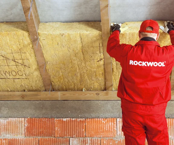 Jak prawidłowo ocieplić murłatę? Sprawdź, jak uniknąć mostków termicznych