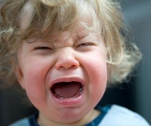 Zapytała, czy płaczące na mszy dziecko to grzech. Odpowiedź księdza zaskoczyła internautów