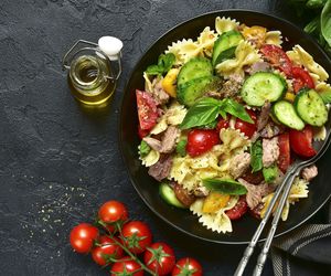 Sałatka makaronowa z tuńczykiem i suszonymi pomidorami