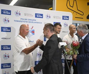 Kibice w szoku! Czekali na siatkarzy, a tu nagle wyszli polscy złoci medaliści