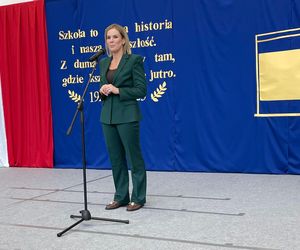 Pierwsza Dama uczciła z uczniami 100 lat od nadania imienia Stefana Batorego Szkole Podstawowej w Liwie