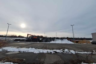 Budynek po hipermarkecie Tesco zamienia się w park handlowy S1