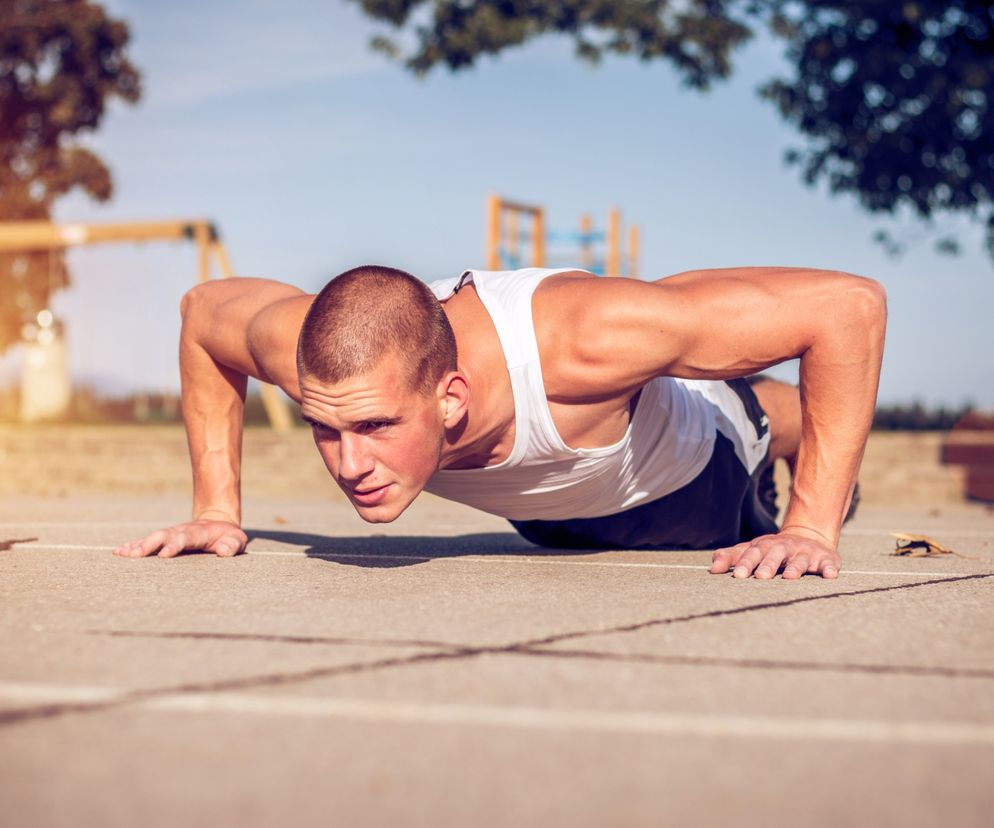 Kalistenika to trening bazujący na ćwiczeniach, które wykonuje się bez dodatkowego ciężaru.