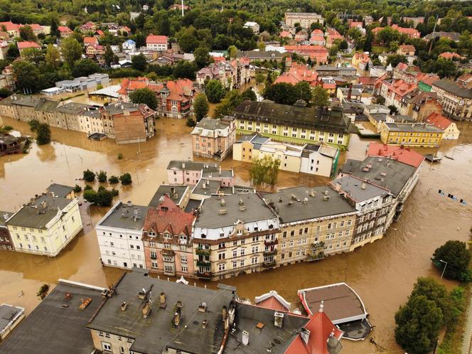 Powódź 2024 w Kłodzku. Miasto tonie, ogrom tragedii widać na zdjęciach z lotu ptaka