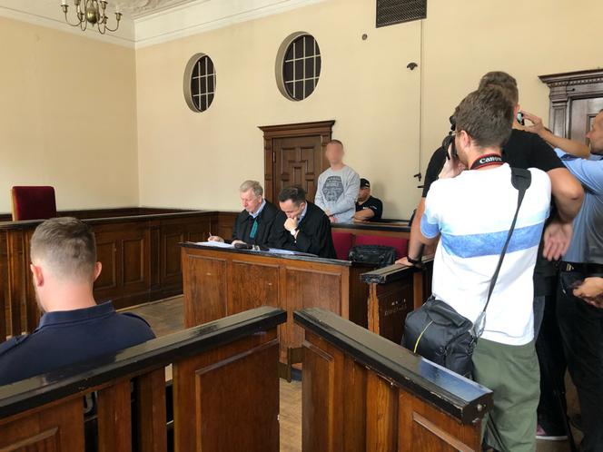 Przed sądem toczy się proces, w którym młody mężczyzna oskarżony jest o ugodzenie nożem swojej byłej dziewczyny, czego miał dopuścić się w sierpniu 2016.