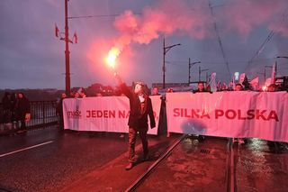 Marsz Niepodległości przechodzi przez most Poniatowskiego