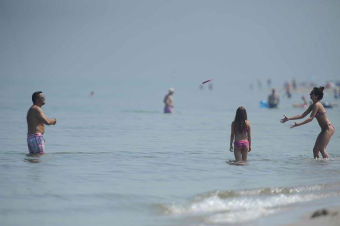 Kaczyńska z nieznajomym smaży się na plaży