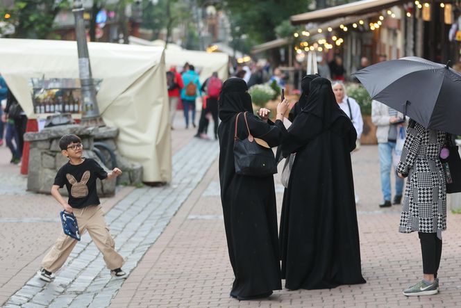 Turyści w Tatrach w wakacje 2025