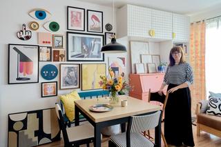 Mieszkanie Agnieszki i Macieja w Tarnowie – pani domu w salonie