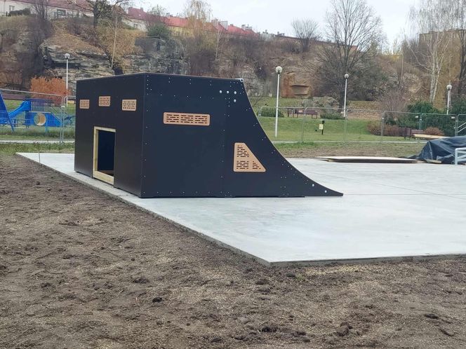 Skate Park Starachowice. Większość urządzeń już zamontowano