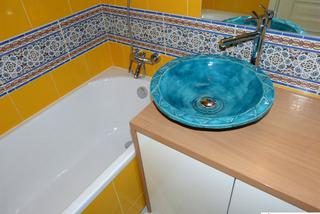 Nietuzinkowe barwy w łazience - turkus i żółć 