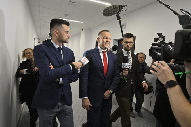 Karol Nawrocki przyjechał do TVP. Symboliczny gest i mocne wsparcie z zaplecza