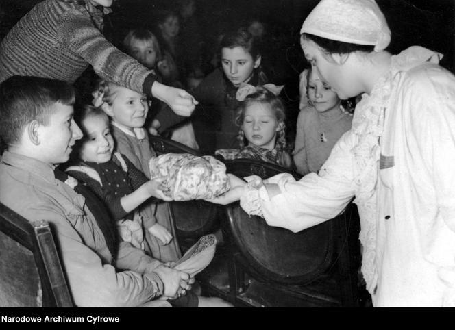 Boże Narodzenie 1941, dzieci otrzymują prezenty