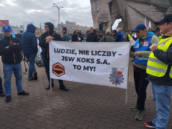 Hutnicy i koksownicy wyszli na ulice w Dąbrowie Górniczej. Apel do rządu o ratunek dla branży i tysięcy miejsc pracy