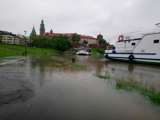 Powódź w Krakowie: Poziom Wisły dramatycznie rośnie. Most Dębnicki zagrożony?