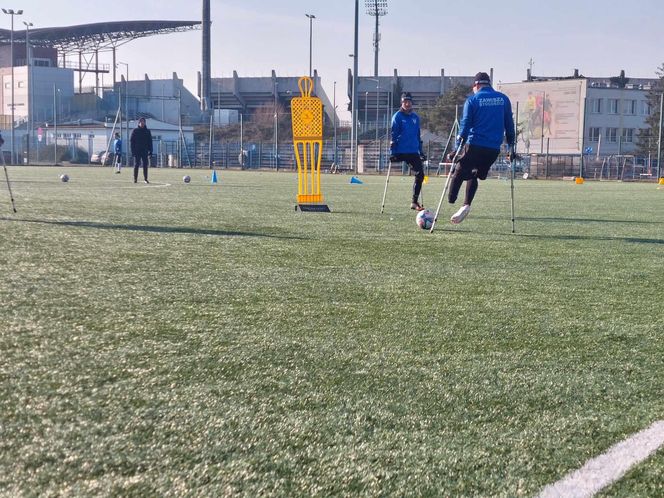 Po amputacji nic sie nie kończy. Trenują w drużynie Amp Futbolu Zawiszy Bydgoszcz. Są jedną nogą w finale