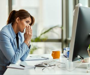 Nie biorą chorobowego z obawy o utratę pracy. Niepokojące zjawisko w polskich firmach